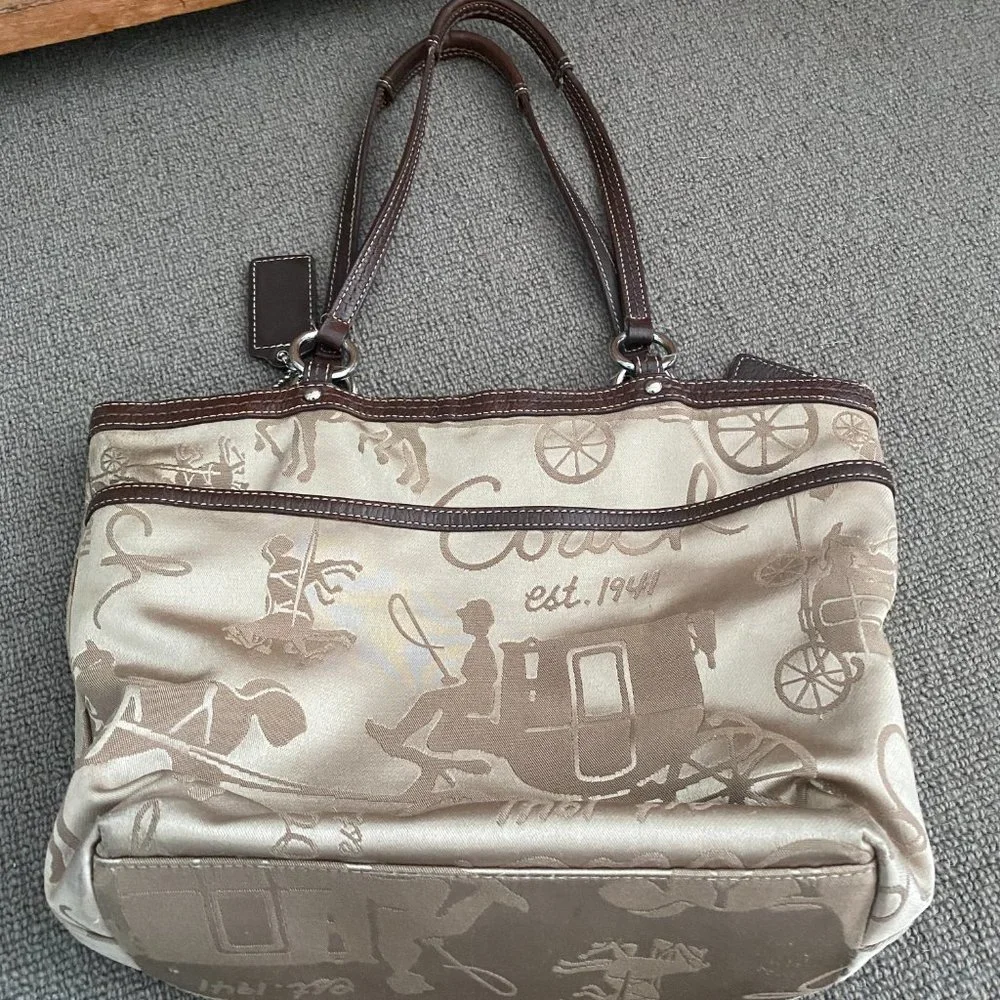 VINTAGE COACH HORSE AND CARRIAGE TOTE BAG - BROWN LEATHER TRIM - BAG CHARM - Picture 7 of 9